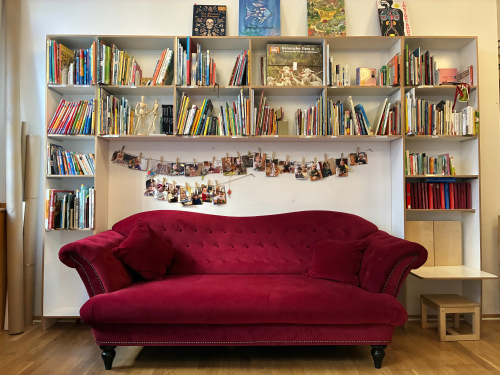 Sofa mit Bücher